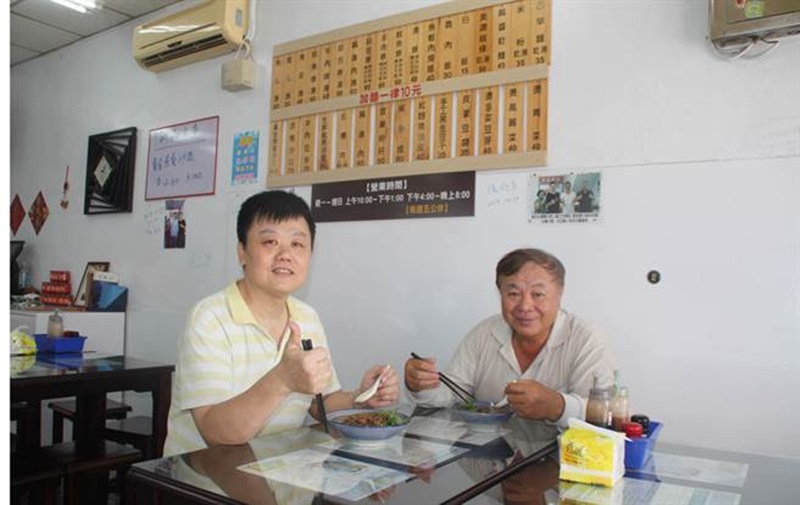 「幸福食堂」古早麵店,從乾淨明朗用餐空間,看得出老闆曾啟魁對美食清潔的堅持。(林雅惠攝)