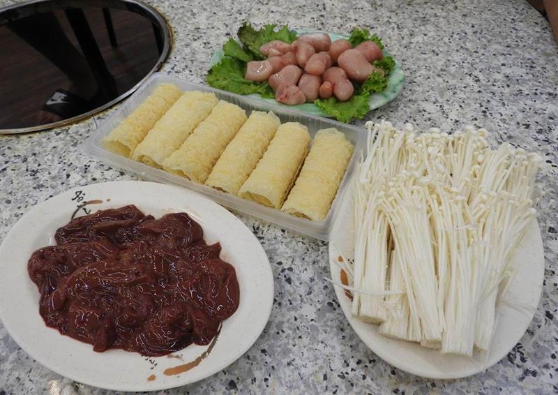 食用前再添入喜歡的食材,如金針菇、雞佛、米血、豆皮等,就可慢慢享用!(陳世宗攝)