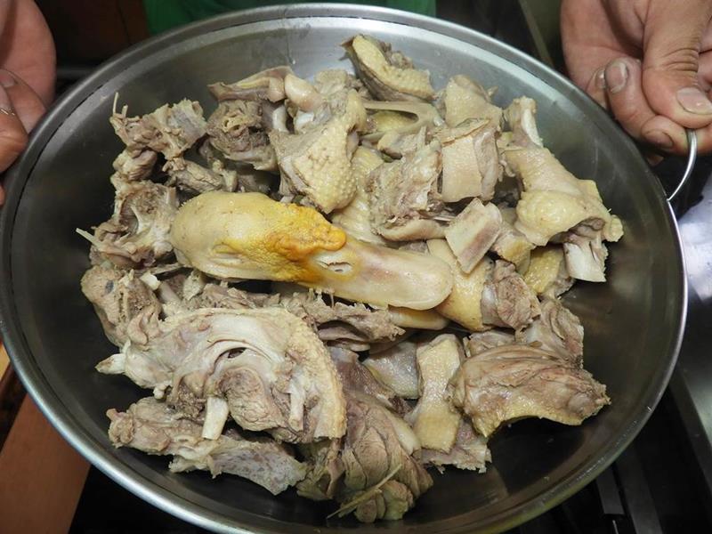 薑母鴨烹調時要先將鴨肉塊放入熱水燙過,再用冷水沖洗。(陳世宗攝)