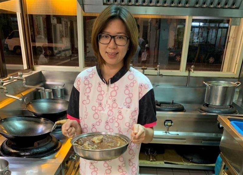 店長陳昱彤北漂後決定返鄉承接家中薑母鴨事業,把對薑母鴨的熱情傳播給每位顧客。(巫靜婷攝)