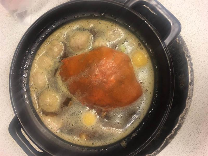 薑母鴨加入「紅蟳」帶入一層鮮味,讓饕客回味不已。(許家寧翻攝)