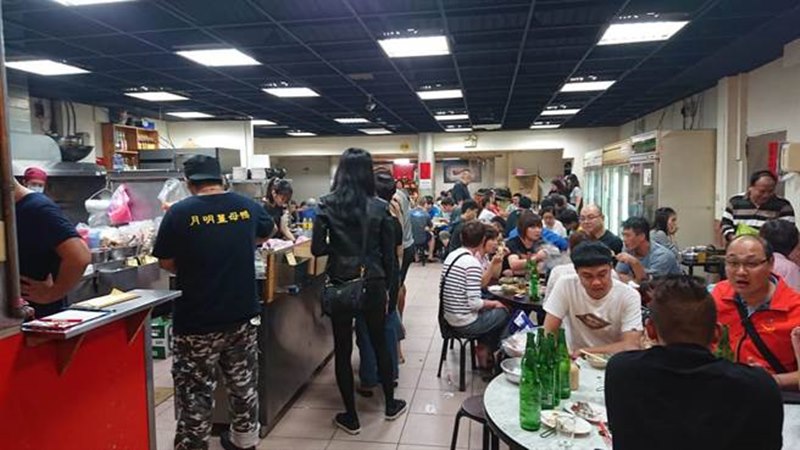 月明薑母鴨生意極佳,店內總是高朋滿座。(吳岳修攝)
