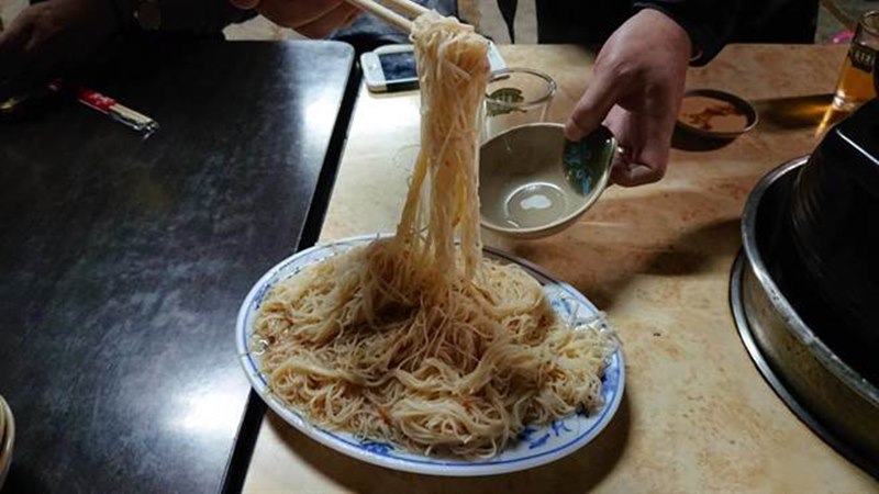 吃月明薑母鴨,別忘了來份香味十足的麻油麵線。(吳岳修攝)