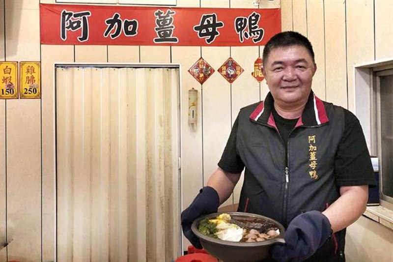 洪富宥料理的薑母鴨日前參加在雲林縣舉辦的全國美食料理大賽還榮獲實體店面組季軍。(鐘武達攝)