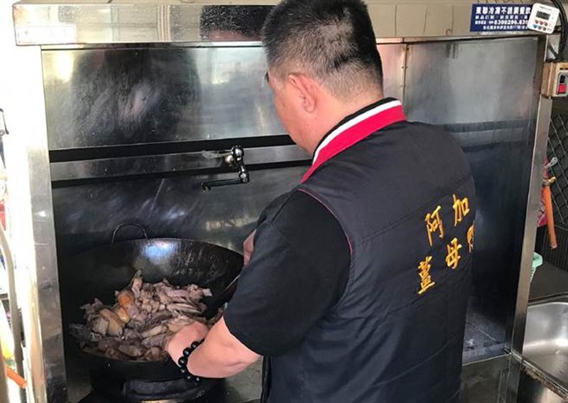 彰化二林「阿加薑母鴨」老闆洪富宥親自掌廚料理薑母鴨。(鐘武達攝)