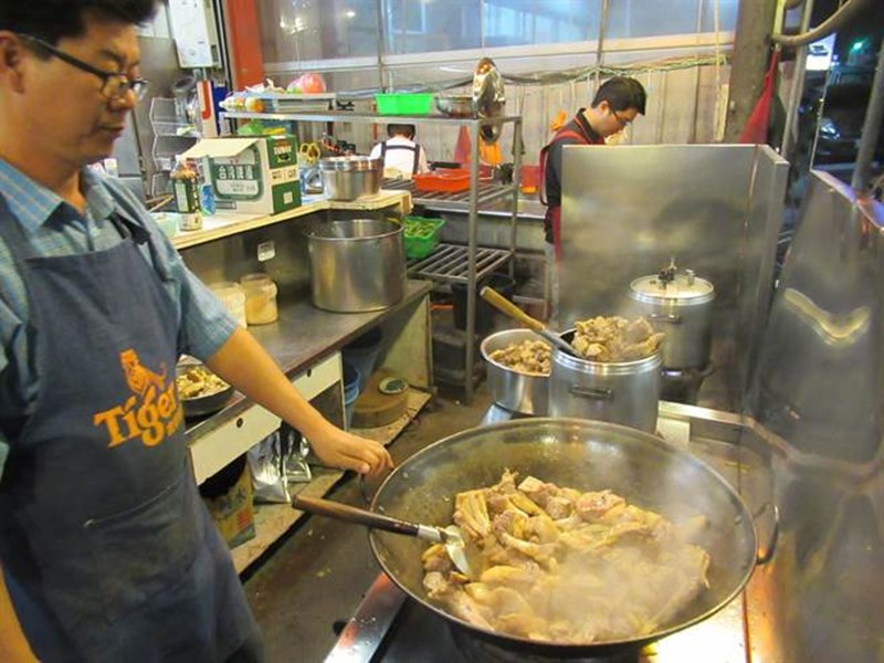 開業27年的「勳」新進薑母鴨只用飼養120天足齡的紅面番鴨,鮮切後下鍋與老薑、麻油、米酒爆炒,再放入悶鍋煮到入味,肉質更Q彈。(莊曜聰攝)