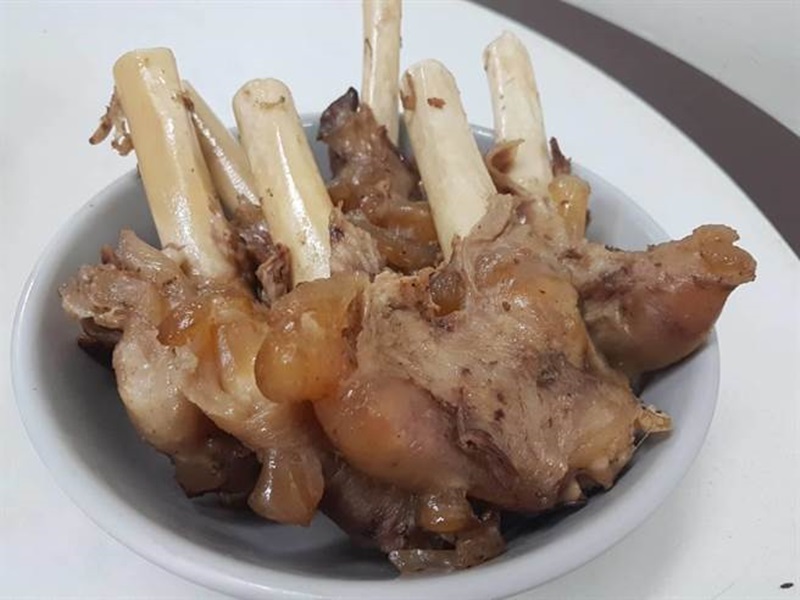 熱騰騰的羊肉爐,濃郁藥膳味撲鼻而來,老闆建議,喜歡啃大骨的饕客,可加入帶筋帶肉的羊腳筋,一支價位在50–80元間。(張妍溱攝)