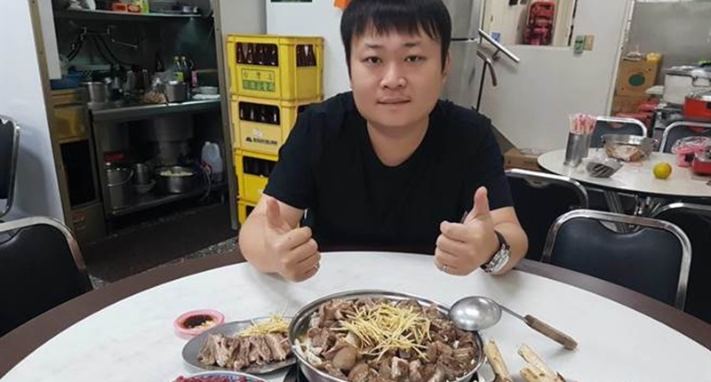「呂記正宗岡山羊肉爐」,老闆呂岷儒說,當歸羊肉爐湯頭用10幾種珍貴藥材,與大骨熬煮10小時以上,濃郁藥膳味撲鼻而來,湯頭不燥不烈、羊肉不腥不羶。(張妍溱攝)