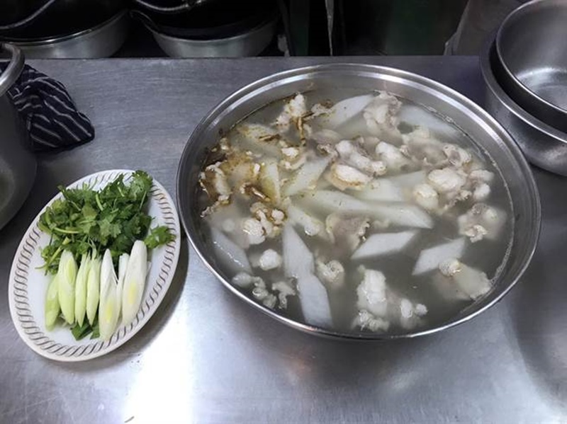 雲林土羊肉專賣店的清湯羊肉爐,加入芫荽、蒜苗一起烹煮風味更是加倍。(陳俊雄攝)