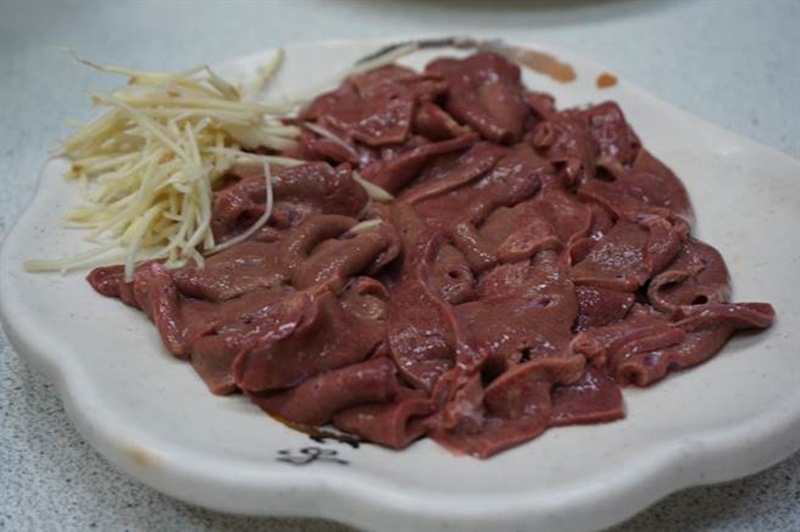 手工現切的羊肝,店家建議輕涮幾秒即可入口食用。(王文吉攝)