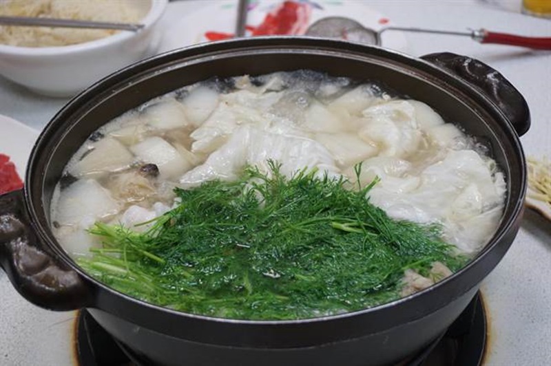 涮羊肉搭配中部人才吃的茴香菜,意外對味。(王文吉攝)