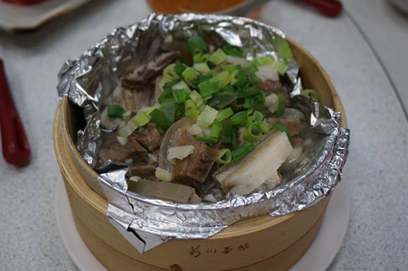 清蒸雪花肉使用帶皮三層羊肉,肉質軟嫩鹹香,羊皮Q彈。(王文吉攝)