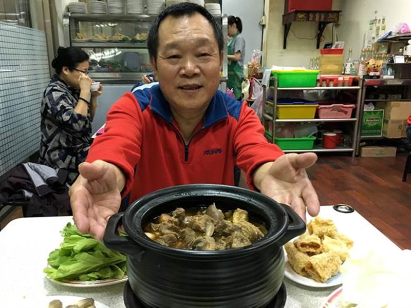 曾是北漂族的「龍師」官宗裁,返嘉賣霸面紅燒藥膳羊肉爐,美味受顧客稱讚。(廖素慧攝)