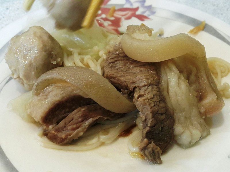 斗六日日旺羊肉爐的五花肉Q又有嚼勁,令顧客聞香而來。(周麗蘭攝)