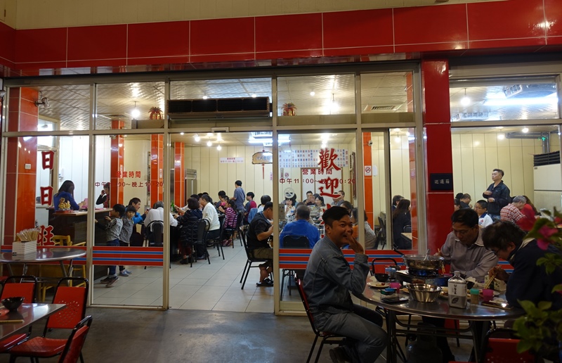 斗六日日旺羊肉爐上午11點就營業,晚上尤其門庭若市。(周麗蘭攝)