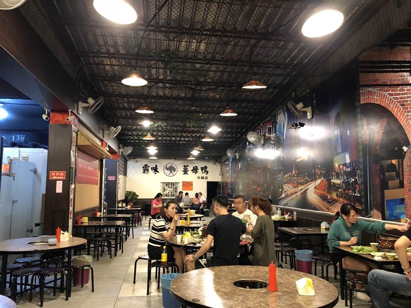 霸味薑母鴨平鎮店料好實在,鴨肉、丸子都相當好吃,吸引不少饕客。(賴佑維攝)