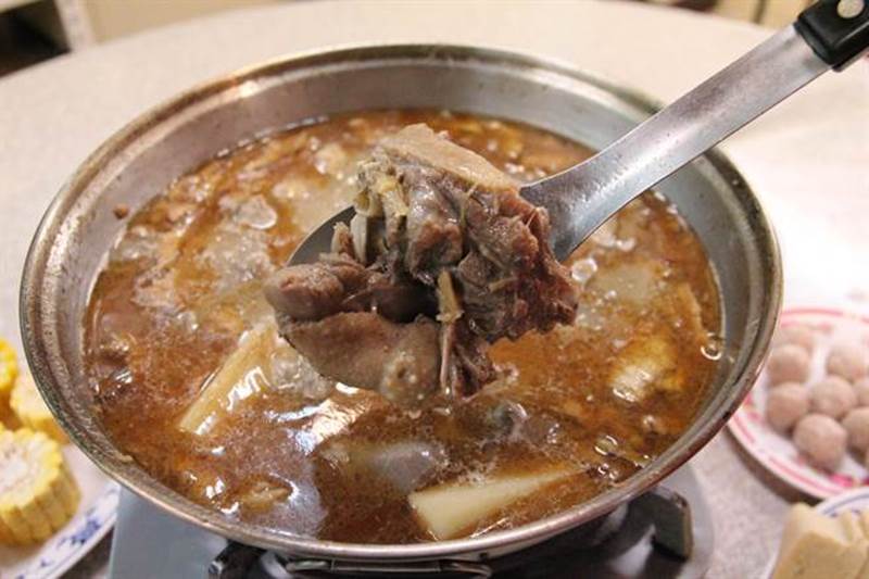 帝麟薑母鴨專賣店健行總店的薑母鴨薑味香、又帶辣勁。(陳淑芬攝)