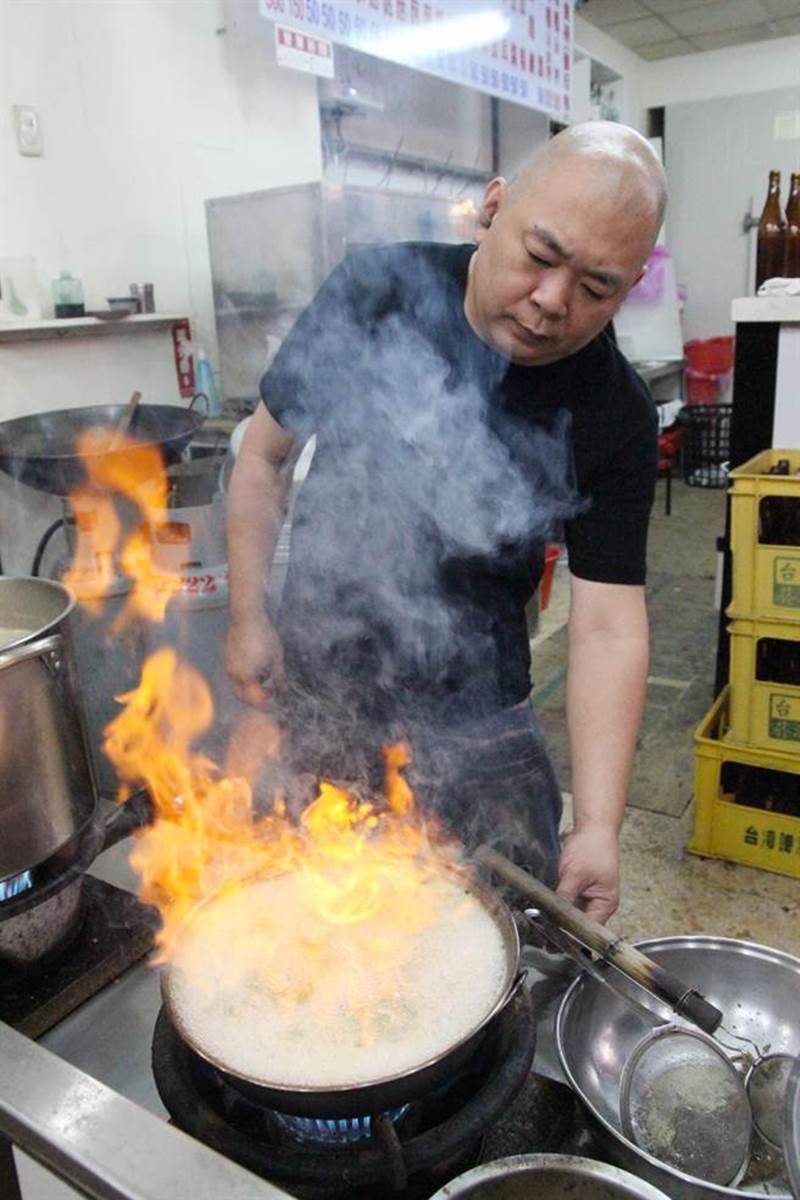 帝麟薑母鴨專賣店健行總店老師傅阿河烹調薑母鴨。(陳淑芬攝)
