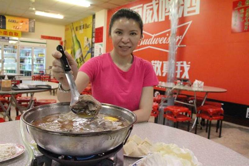 店長郭璟昱說,薑母鴨採用飼養120天的紅面公鴨。(陳淑芬攝)