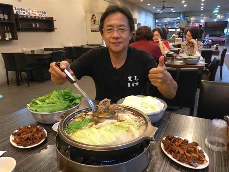 黑毛薑母鴨冷冬暖胃,老闆劉林華以米酒燉煮出入味薑母鴨。(曹明正攝)