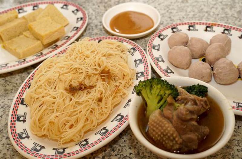 中市南屯老街的帝王食補薑母鴨,黃老闆建議可加點油蔥麵線,可吃飽又不會太飽。(黃國峰攝)