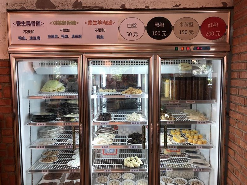 陽柳塘的配菜也都精挑細選,還貼心標示各種湯底不適合加入的食材,就算第一次前來,也能吃到最「專家級」的吃法。(蔡依珍攝)