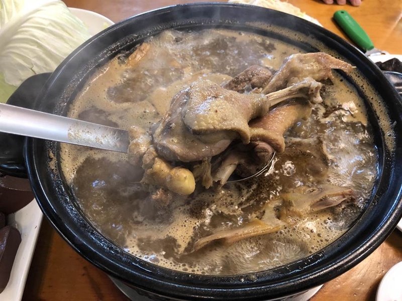 陽柳塘的薑母鴨湯頭溫順不辣口,新鮮的鴨肉更是肥而不膩、肉質彈牙有嚼勁,絕不會吃到乾柴難嚥的冷凍鴨。(蔡依珍攝)