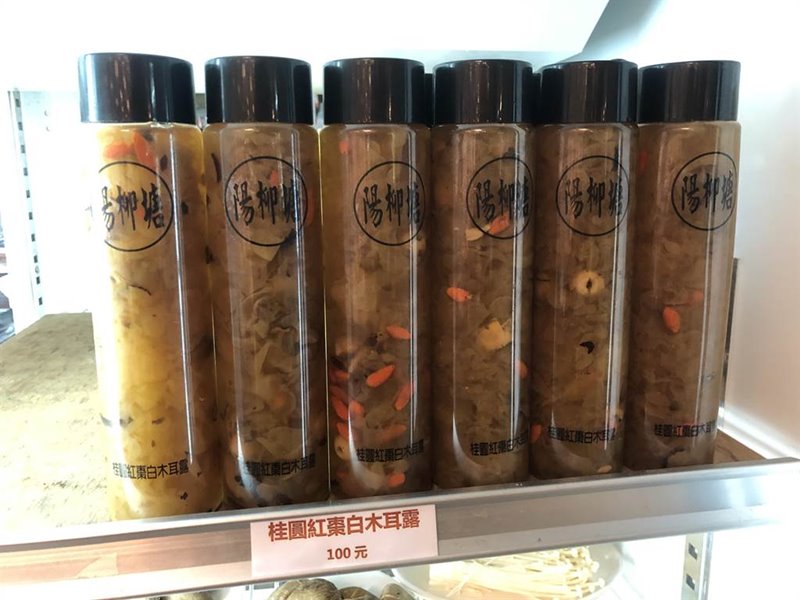 吃飽喝足後還能來碗冰涼白木耳露,陽柳塘天天新鮮現煮,讓饕客品甜點能吃進健康少負擔。(蔡依珍攝)
