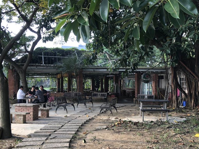 陽柳塘緊鄰埤塘,有石板步道和大片綠蔭,嚐美食也能賞湖光水色。(蔡依珍攝)