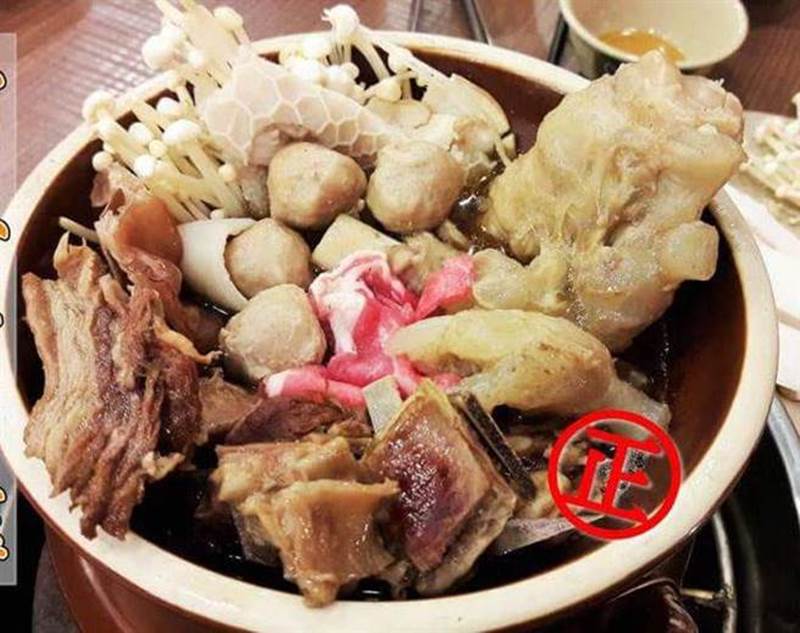 霸味羊肉爐湯頭以老薑母調味的薑香風格,搭配頂級羊肋排耗時熬煮,以碳火加熱,不同於清燉和紅燒口味,就是獨特的薑香羊肉爐。(張祈翻攝)