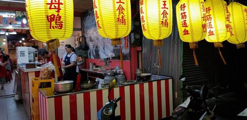 「阿男帝皇薑母鴨」羊鴨混搭,意外蹦出好滋味。(楊漢聲攝)