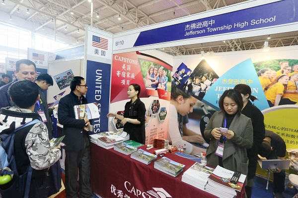 民眾在北京2018中國國際教育展的美國高中學校攤位上,了解留學及寄宿資訊。(CFP)
