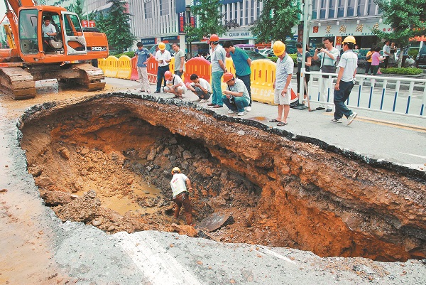 利用人工智慧技術透視地底,可檢查道路空洞等問題。圖為廣西一處街道路面曾發生塌陷。(中新社資料照片)