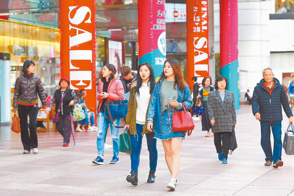 景氣不佳,北市東區百貨商圈高掛促銷廣告吸引消費者。(本報系資料照片)