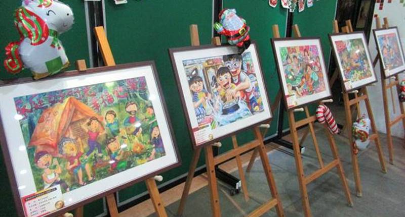 台南市家庭教育中心舉辦的「深耕學校家庭教育學生主題創作」徵選活動邁入第5年,今年從1256件作品中,選出33件優良作品。(莊曜聰攝)