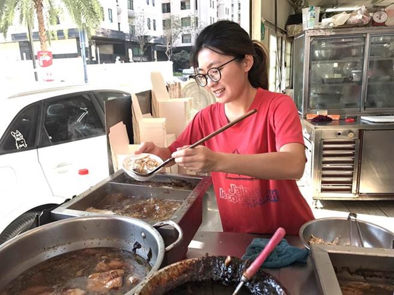「宏佳火雞肉飯」現點現作,24小時全天候營業,是夜貓族的深夜美食。(盧金足攝)