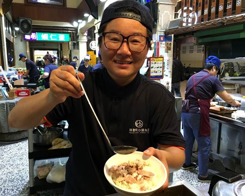 林聰明沙鍋魚頭第三代林佳慧,推薦清雅的火雞肉飯和沙鍋魚頭很對味速配。(廖素慧攝)