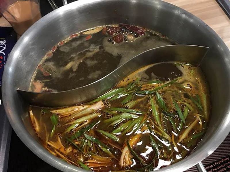 板橋大魔大滿足鍋物,有十餘種湯頭可選,滿足所有饕客的胃。(葉德正攝)