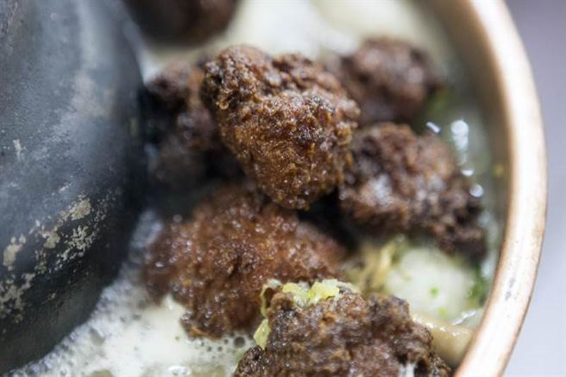 「喜字宴」東北酸菜白肉鍋中老板娘祕製的「鐵獅子頭」是老饕必加點的配料。(陳麒全攝)