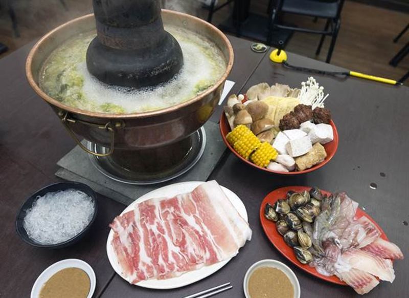 「喜字宴」東北酸菜白肉鍋。(陳麒全攝)