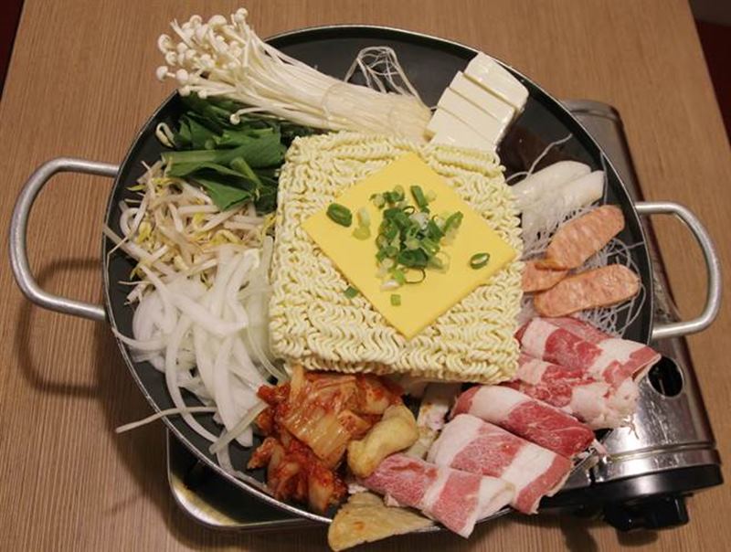 韓味家不惜重資,部隊鍋忠於原味,主食材從韓國進口。(陳淑芬攝)