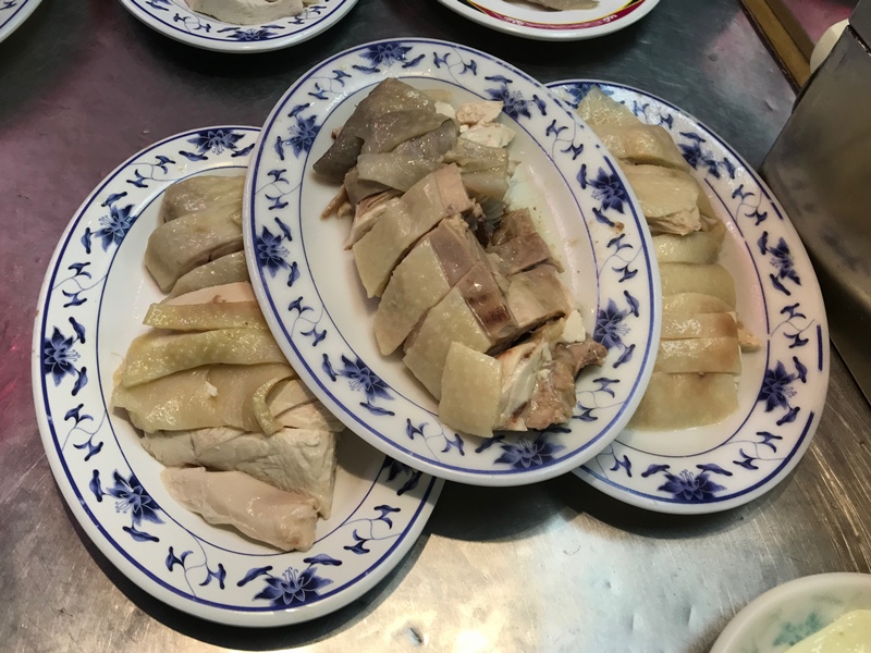店內選用白斬放山雞,保留花滑油亮的雞皮和厚實、口感不柴的雞肉,在淋上甜而不膩的醬油膏,甜鹹滋味老饕最愛。