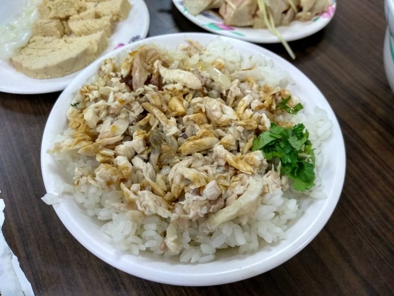 王義雞肉飯放上香氣逼人的酥脆油蔥,襯托出雞肉的美味。(曹明正攝)