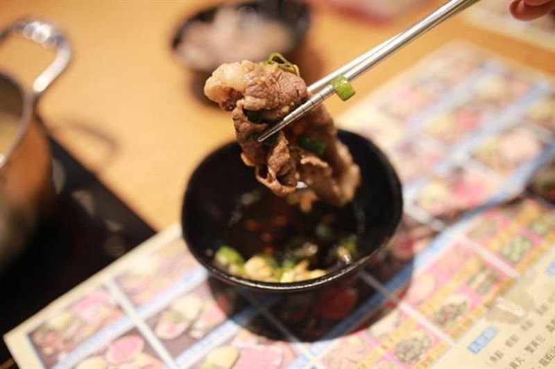 店內亦專為不吃海鮮的民眾準備牛、羊、豬、雞等肉品鍋。(業者提供)