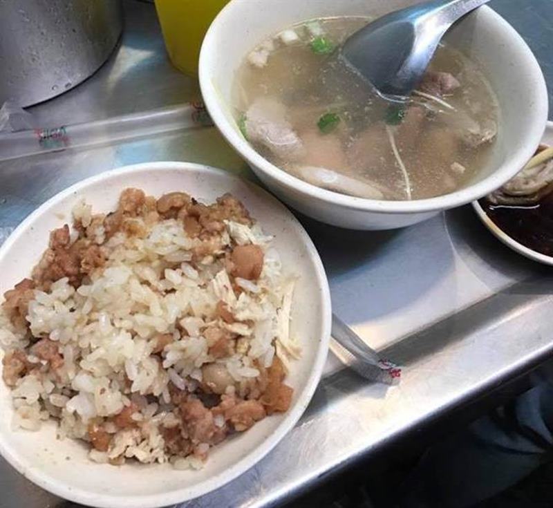基隆廟口的宵夜限定款「基隆廟口雞肉絲飯10號攤」,開張多年,生意都維持的相當好,20元的雞肉絲飯淋上滷肉,再搭配1碗豬肝湯,讓人吃得欲罷不能。(張穎齊攝)