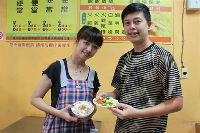 彰化市中華路大頭火雞肉飯老闆邱勝文和太太劉婉婷放進祖傳百分百真功夫,雞肉飯特別好吃。(吳敏菁攝)
