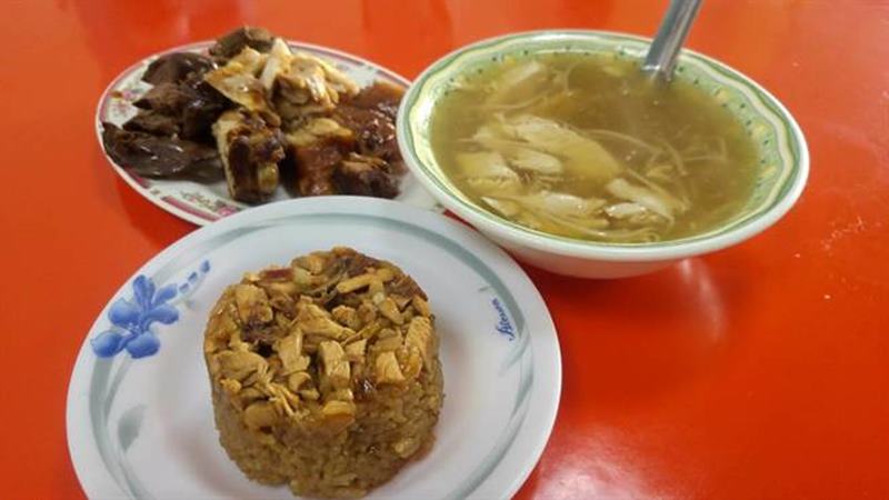 學甲雞肉羹開業近50年,選用九斤雞做為食材,小吃攤只賣雞肉料理,雞肉米糕、雞肉羹、雞肉滷味,令人食指大動。(莊曜聰攝)