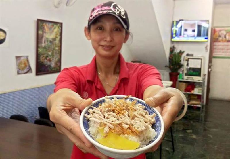 屏東萬丹的蔡嘉義火雞肉飯,雞肉肉質鮮嫩,醬汁不油膩不死鹹,加上老闆娘特製的油蔥酥,吃起來香氣十足。(潘建志攝)