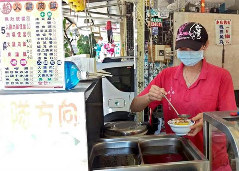 屏東萬丹的蔡嘉義火雞肉飯,雞肉肉質鮮嫩,醬汁不油膩不死鹹,加上老闆娘特製的油蔥酥,吃起來香氣十足。(潘建志攝)