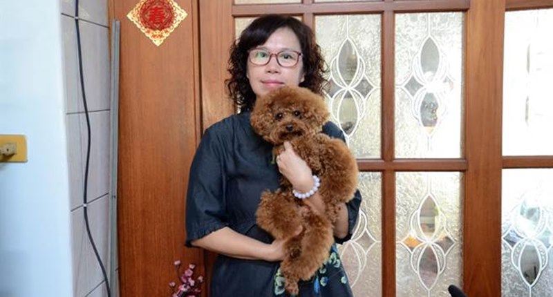 飼主劉麗與愛犬「多多」。(林瑞益攝)